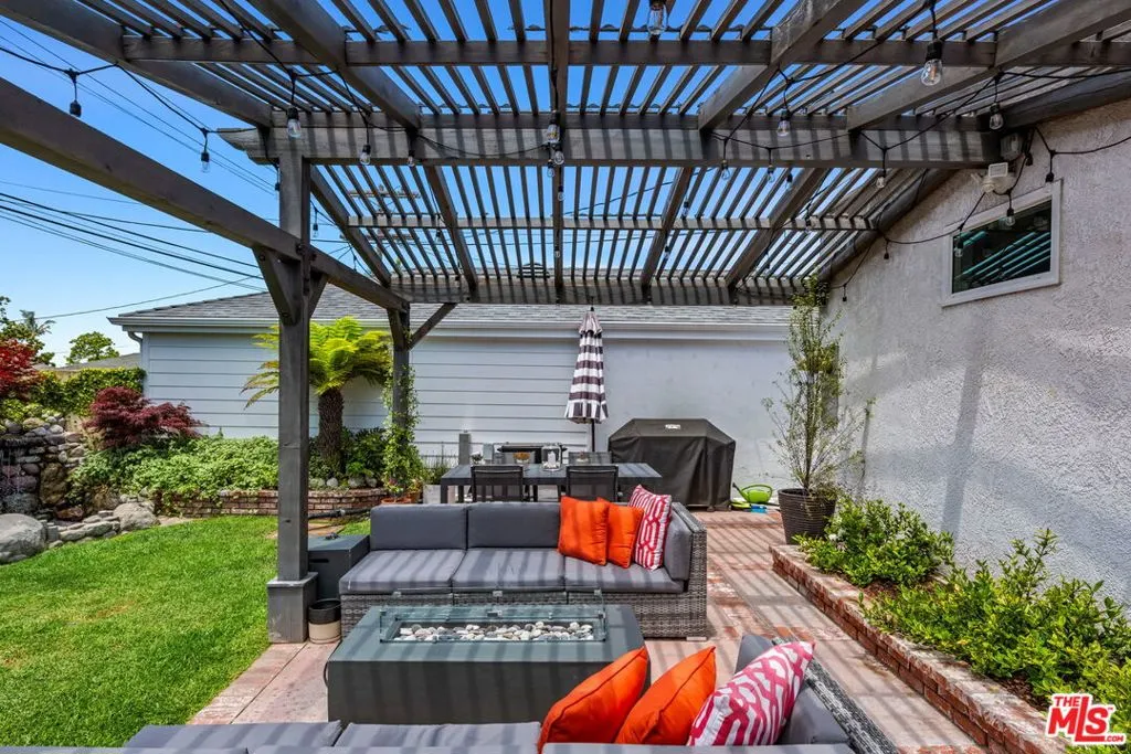 Los Angeles, California 90045, United States, 3 Bedrooms Bedrooms, ,2 BathroomsBathrooms,Residential,Active,114594