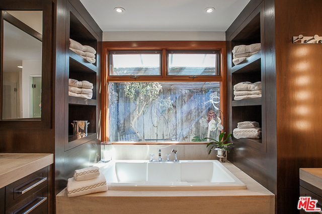 Pacific Palisades, California 90272, United States, 3 Bedrooms Bedrooms, ,3 BathroomsBathrooms,Residential,Active,28313