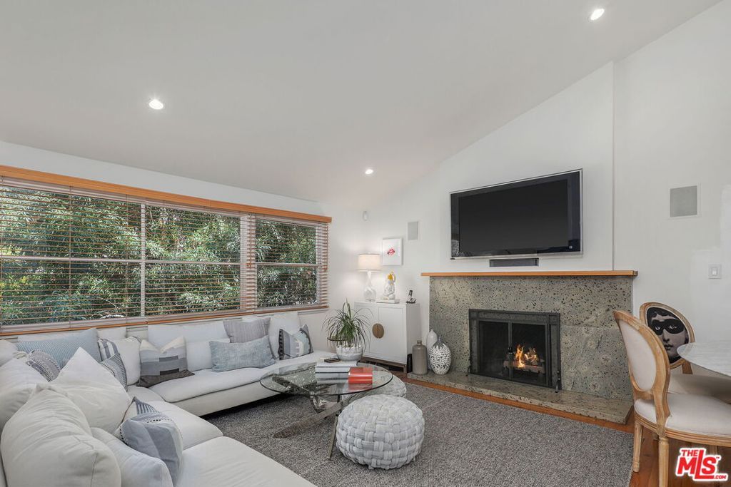 listing image 0