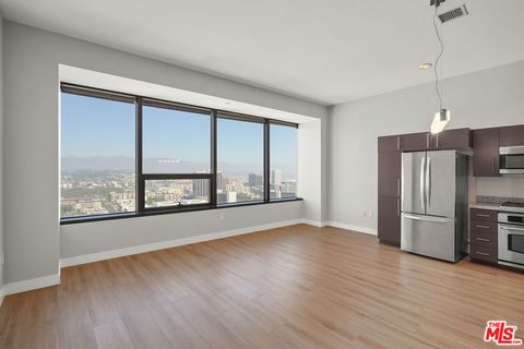Condominium in Los Angeles CA 1100 Wilshire Boulevard.jpg