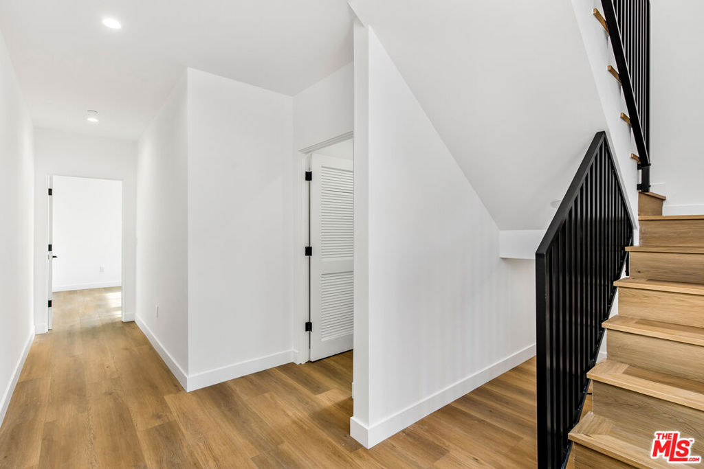 Properties 1 1614 1/2 S Sycamore Avenue