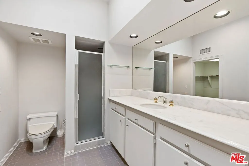 Los Angeles, California 90067, United States, 2 Bedrooms Bedrooms, ,4 BathroomsBathrooms,Residential,Active,96631