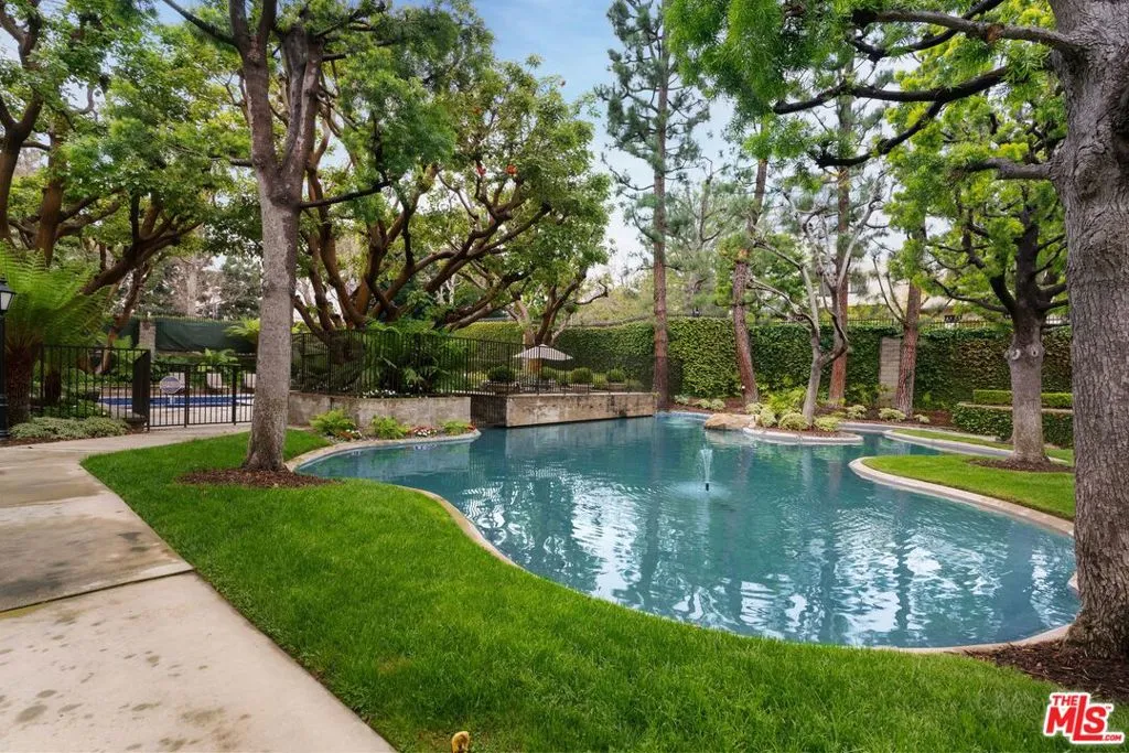 Los Angeles, California 90067, United States, 2 Bedrooms Bedrooms, ,4 BathroomsBathrooms,Residential,Active,96631