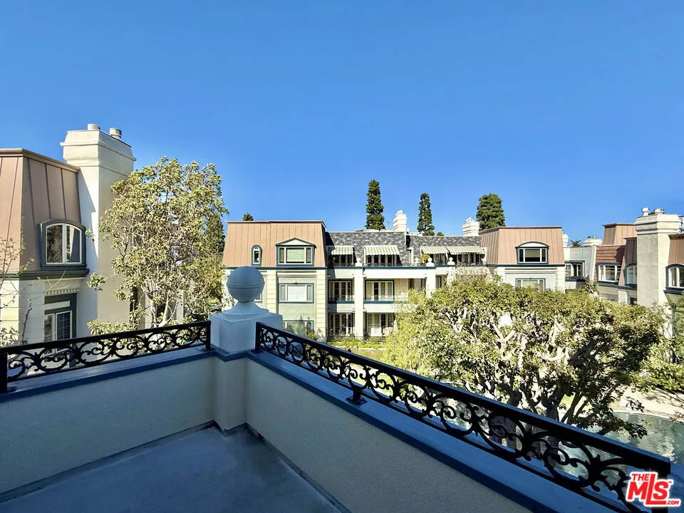 Los Angeles, California 90067, United States, 2 Bedrooms Bedrooms, ,4 BathroomsBathrooms,Residential,Active,96631