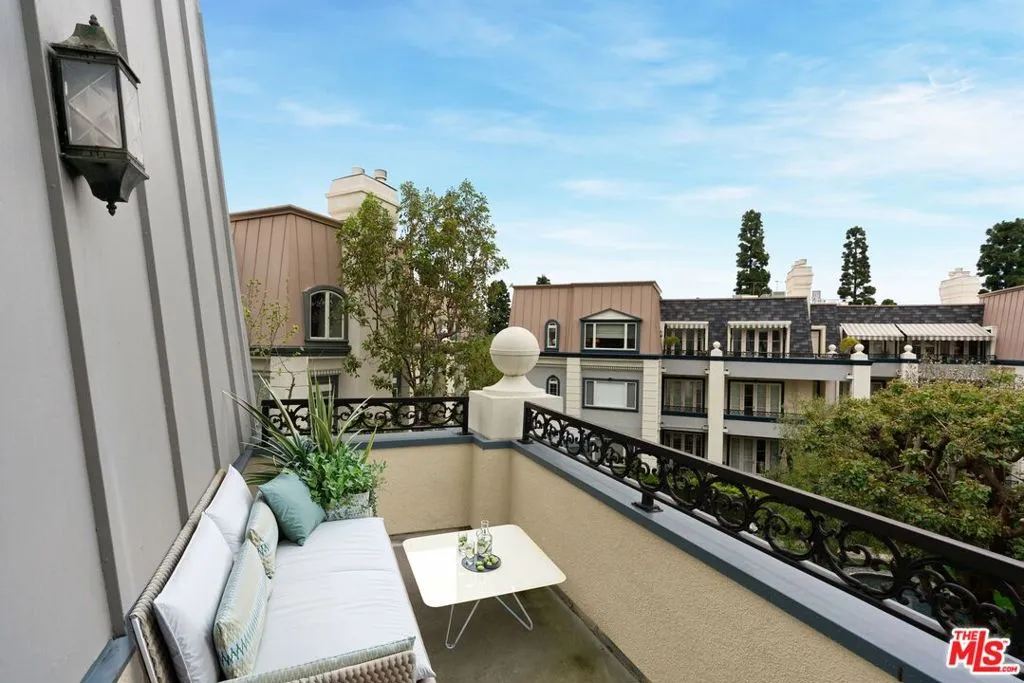 Los Angeles, California 90067, United States, 2 Bedrooms Bedrooms, ,4 BathroomsBathrooms,Residential,Active,96631