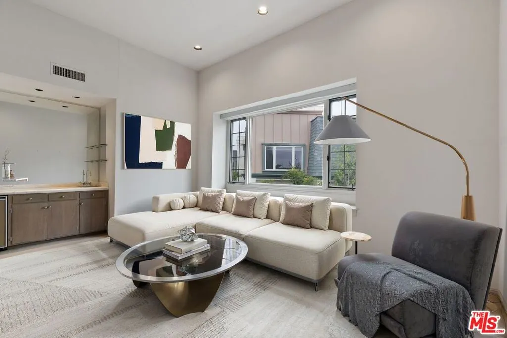 Los Angeles, California 90067, United States, 2 Bedrooms Bedrooms, ,4 BathroomsBathrooms,Residential,Active,96631