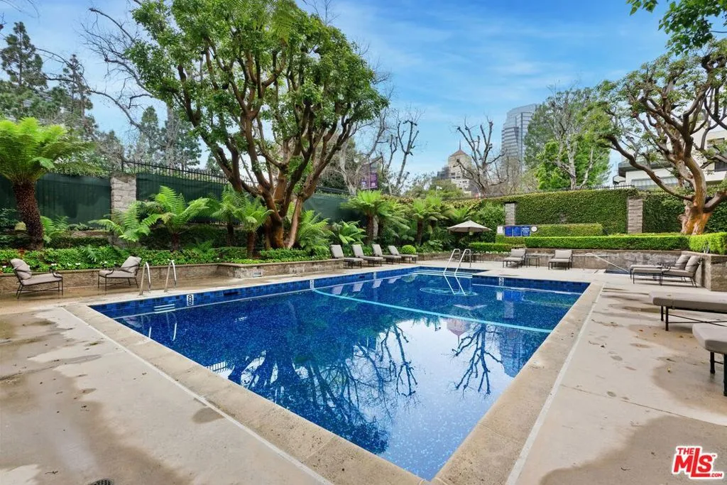 Los Angeles, California 90067, United States, 2 Bedrooms Bedrooms, ,4 BathroomsBathrooms,Residential,Active,96631