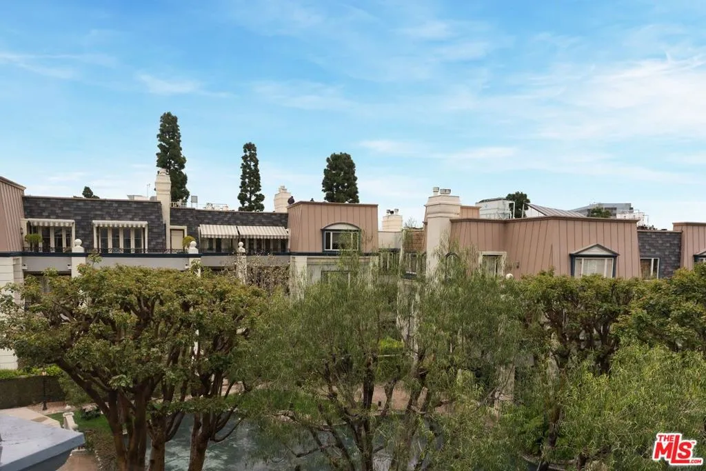 Los Angeles, California 90067, United States, 2 Bedrooms Bedrooms, ,4 BathroomsBathrooms,Residential,Active,96631