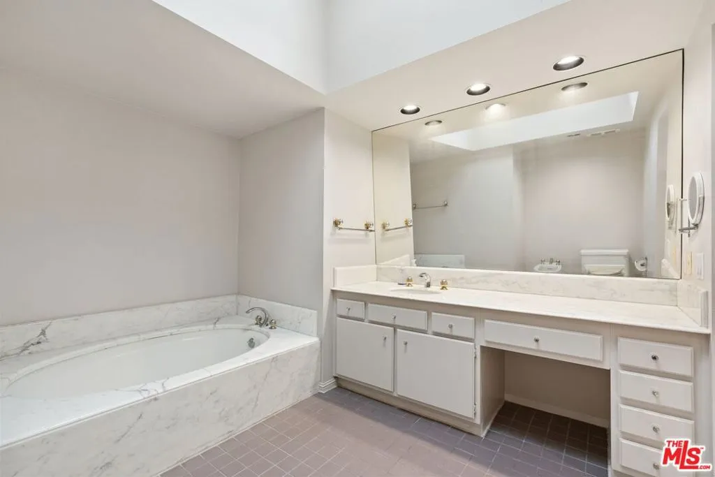 Los Angeles, California 90067, United States, 2 Bedrooms Bedrooms, ,4 BathroomsBathrooms,Residential,Active,96631