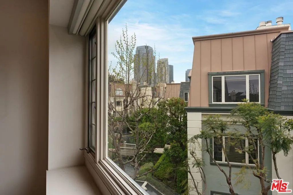 Los Angeles, California 90067, United States, 2 Bedrooms Bedrooms, ,4 BathroomsBathrooms,Residential,Active,96631