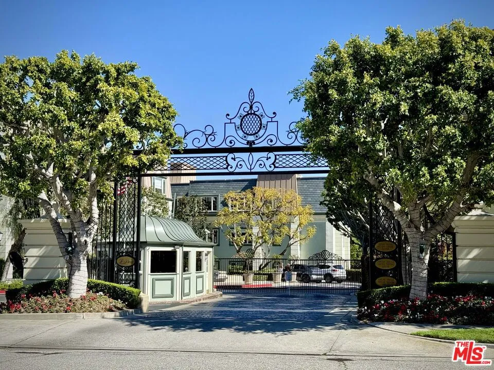 Los Angeles, California 90067, United States, 2 Bedrooms Bedrooms, ,4 BathroomsBathrooms,Residential,Active,96631