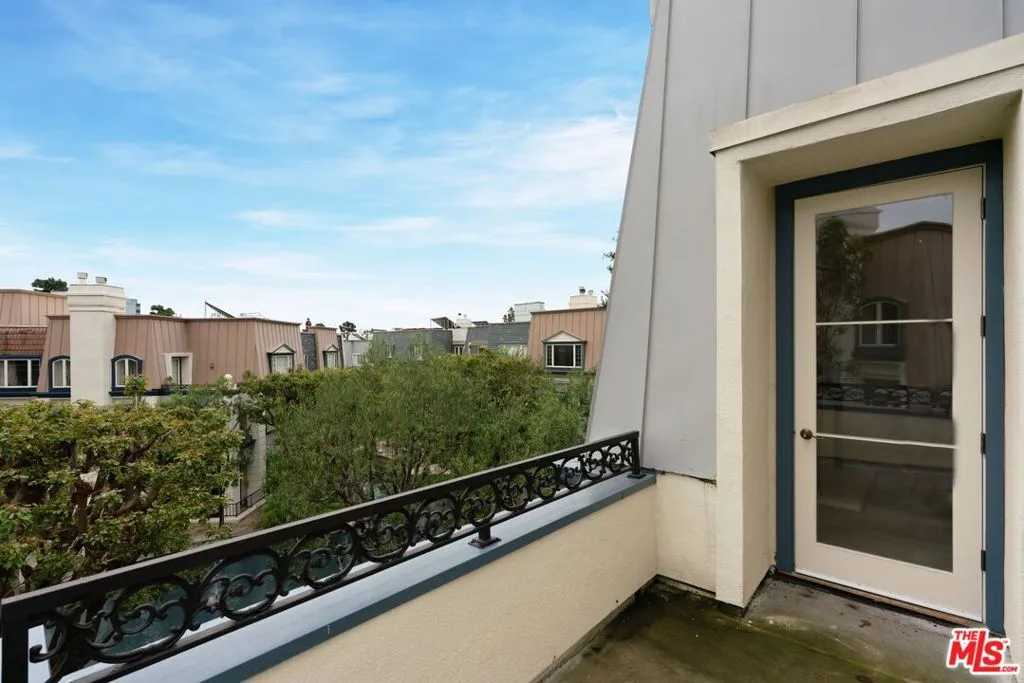 Los Angeles, California 90067, United States, 2 Bedrooms Bedrooms, ,4 BathroomsBathrooms,Residential,Active,96631