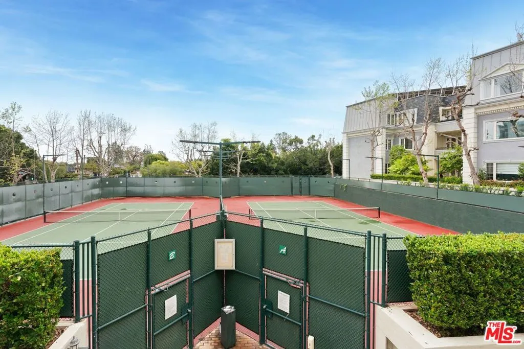 Los Angeles, California 90067, United States, 2 Bedrooms Bedrooms, ,4 BathroomsBathrooms,Residential,Active,96631