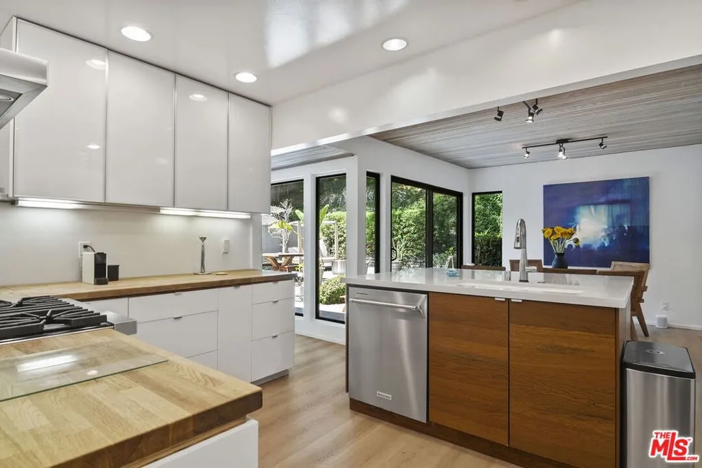 Pacific Palisades, California 90272, United States, 3 Bedrooms Bedrooms, ,2 BathroomsBathrooms,Residential,Active,123282