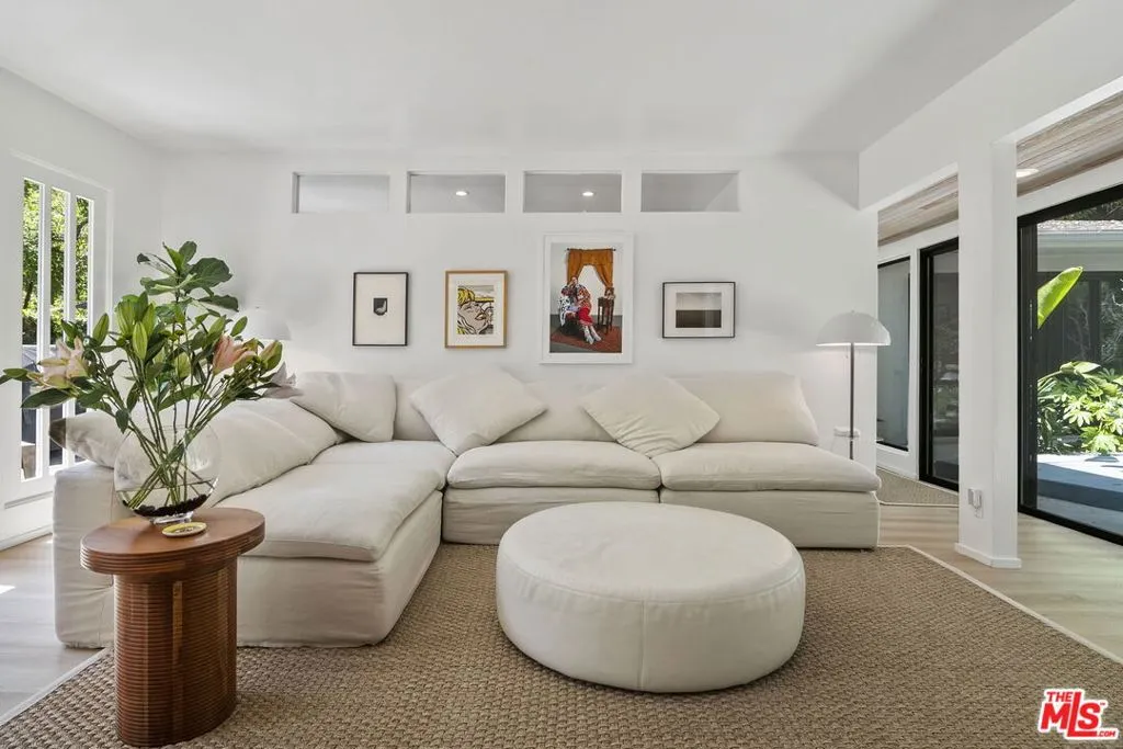 Pacific Palisades, California 90272, United States, 3 Bedrooms Bedrooms, ,2 BathroomsBathrooms,Residential,Active,123282