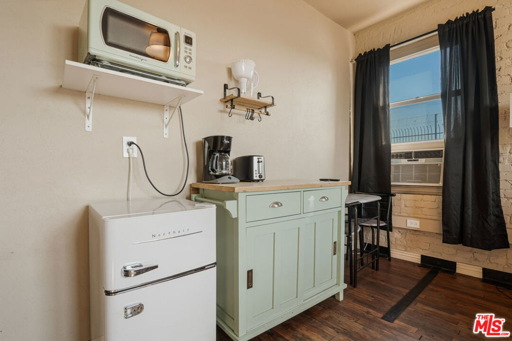 Properties 4 2731 Beverly Boulevard