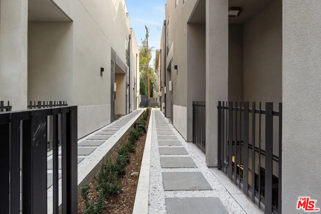 West Hollywood, California 90069, United States, 2 Bedrooms Bedrooms, ,3 BathroomsBathrooms,Residential,Active,9605