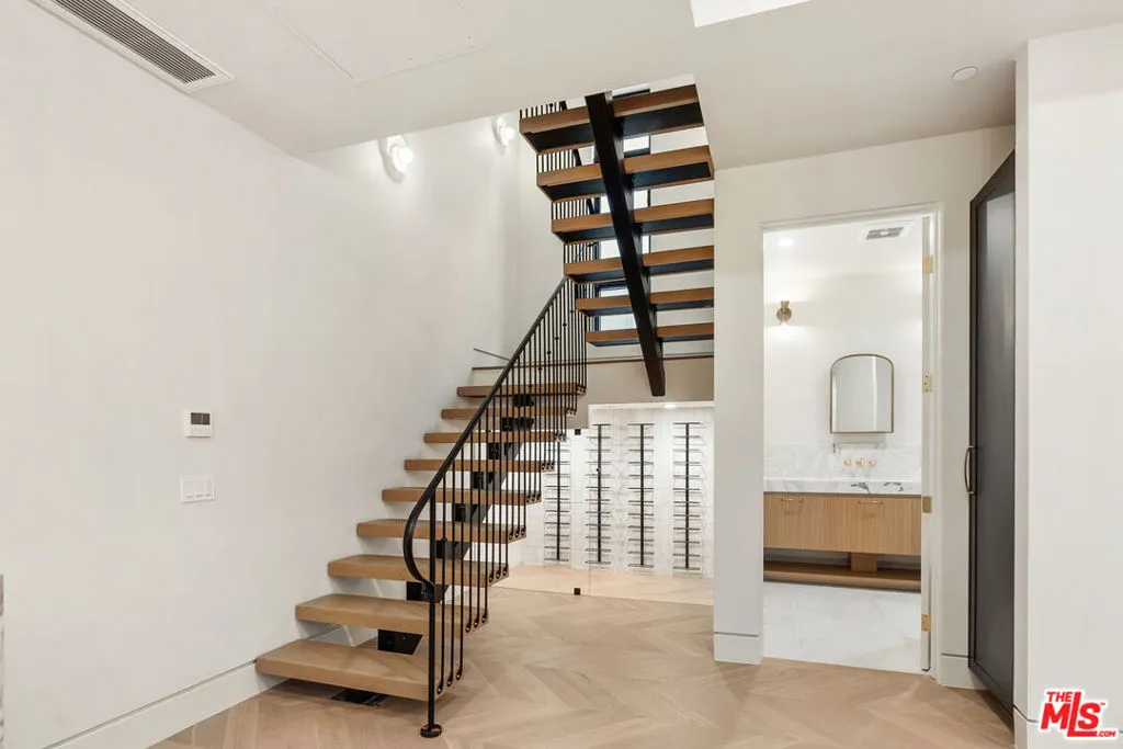 West Hollywood, California 90069, United States, 2 Bedrooms Bedrooms, ,3 BathroomsBathrooms,Residential,Active,9605