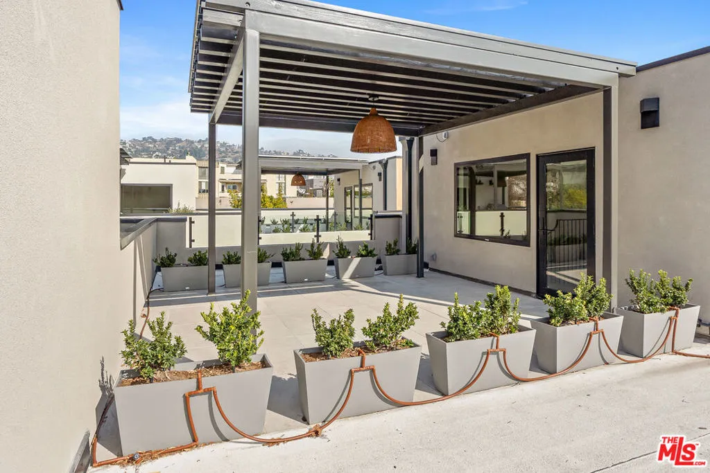 West Hollywood, California 90069, United States, 2 Bedrooms Bedrooms, ,3 BathroomsBathrooms,Residential,Active,9605