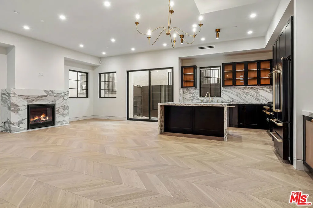 West Hollywood, California 90069, United States, 2 Bedrooms Bedrooms, ,3 BathroomsBathrooms,Residential,Active,9605