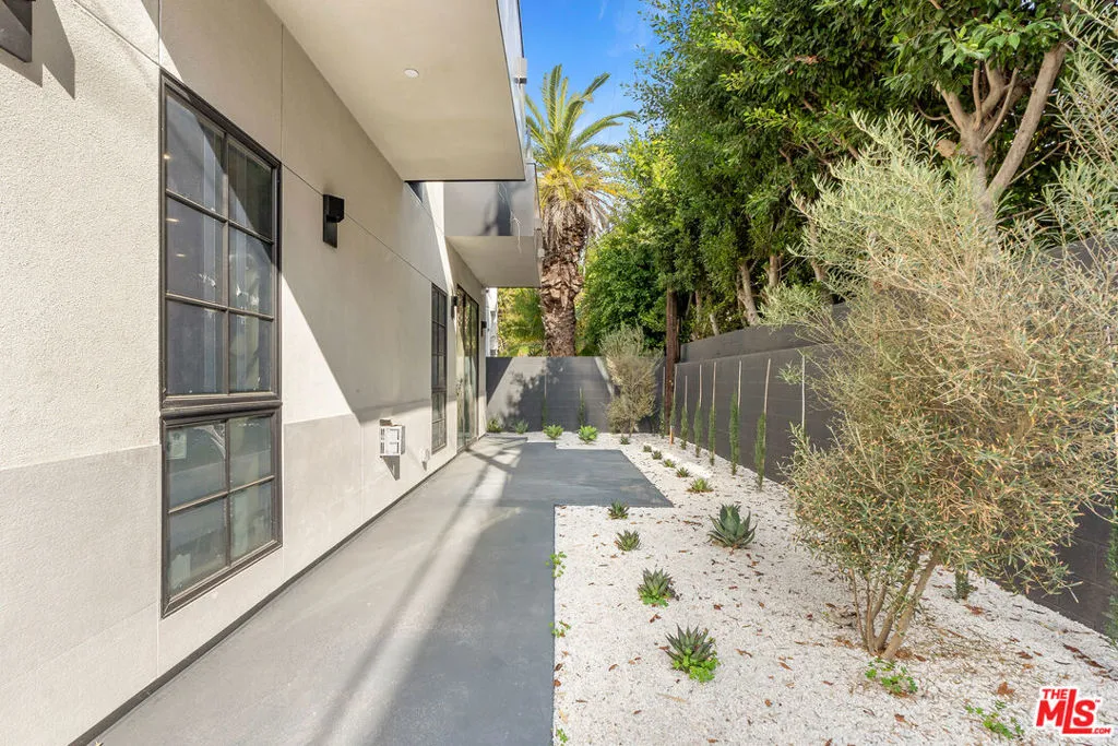 West Hollywood, California 90069, United States, 2 Bedrooms Bedrooms, ,3 BathroomsBathrooms,Residential,Active,9605