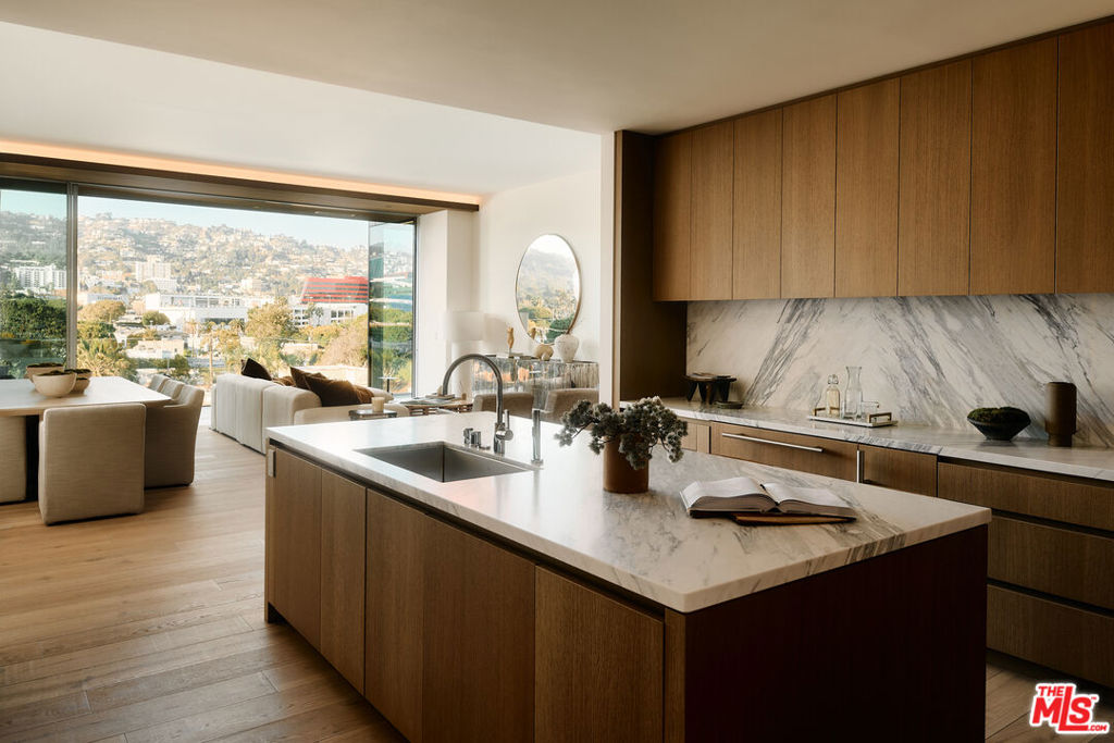 Properties 4 8899 Beverly 5E