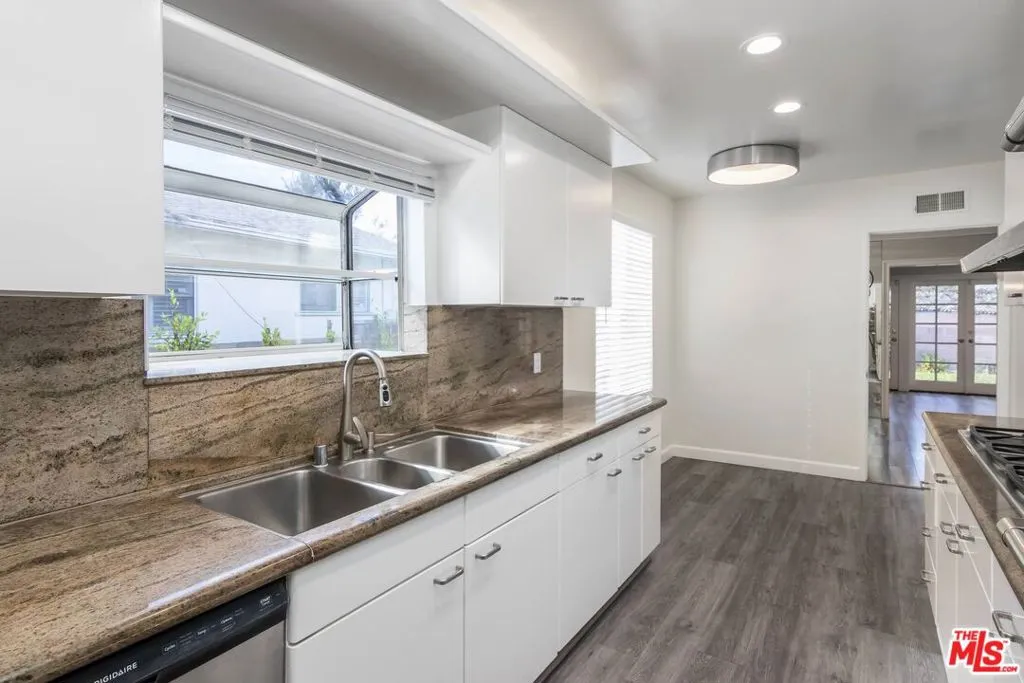 Valley Village, California 91607, United States, 3 Bedrooms Bedrooms, ,2 BathroomsBathrooms,Residential,Active,93511