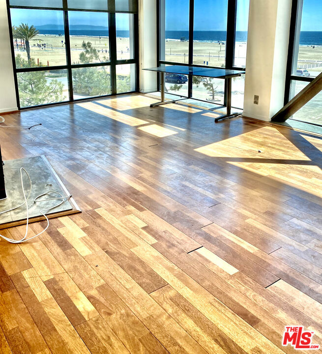 Properties 3 270 Palisades Beach Road 301