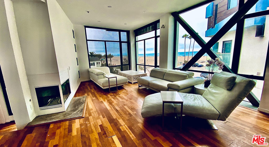 Properties 4 270 Palisades Beach Road 301