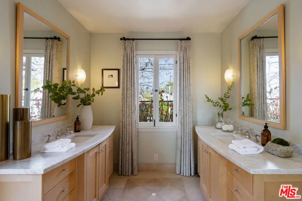 Santa Monica, California 90402, United States, 5 Bedrooms Bedrooms, ,5 BathroomsBathrooms,Residential,Active,88918