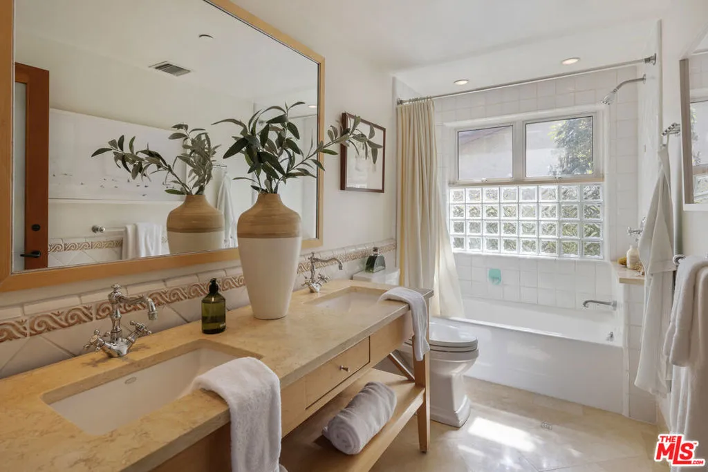 Santa Monica, California 90402, United States, 5 Bedrooms Bedrooms, ,5 BathroomsBathrooms,Residential,Active,88918