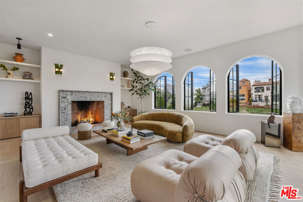 Properties 2 5201 Via Donte