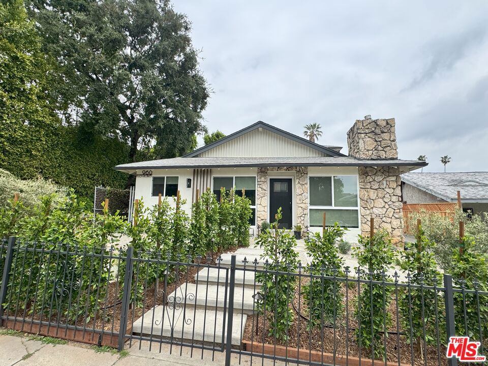 Properties 3 960 N Los Robles Avenue