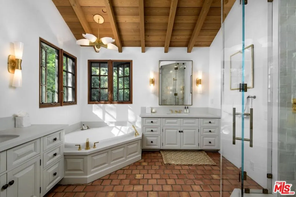 Montecito, California 93108, United States, 6 Bedrooms Bedrooms, ,5 BathroomsBathrooms,Residential,Active,21994