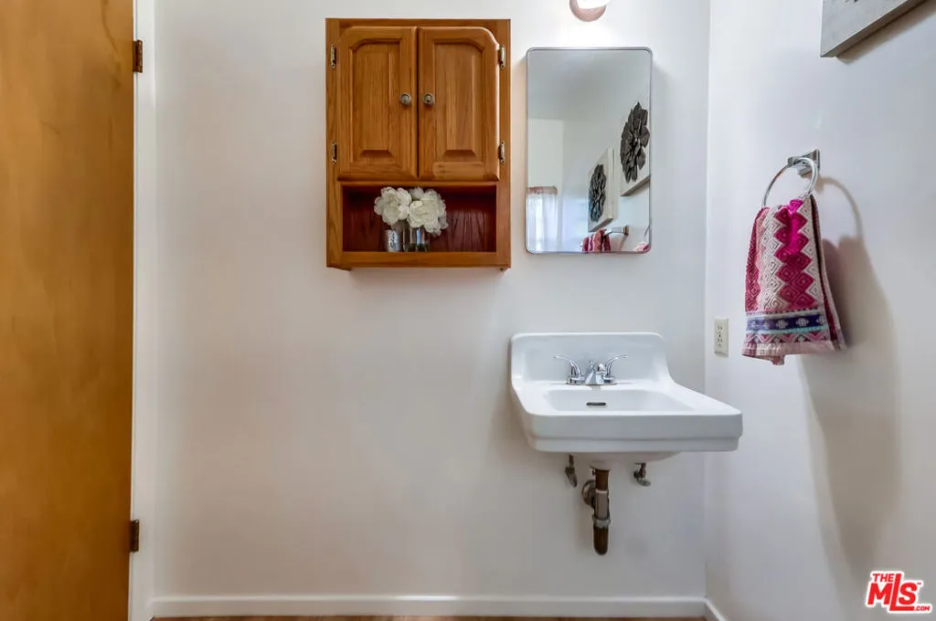 Sunland, California 91040, United States, 4 Bedrooms Bedrooms, ,3 BathroomsBathrooms,Residential,Active,174632