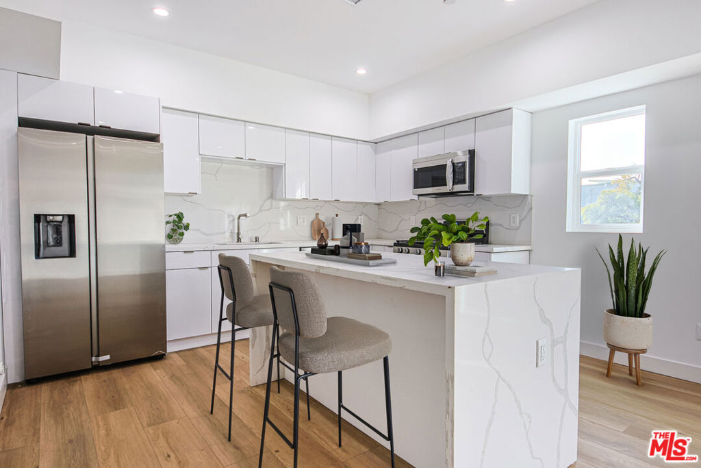 Properties 1 954 N Kingsley Drive