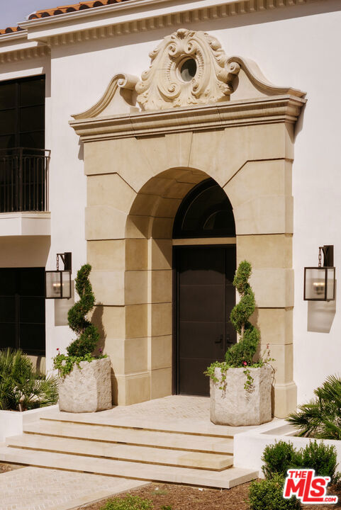 906 N Beverly Drive