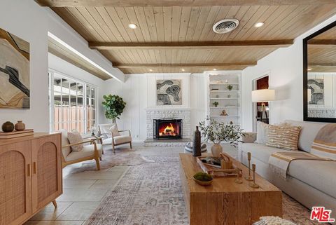 Photo of 5350 Fallbrook Avenue, Woodland Hills, CA 91367 (MLS # 25615717)