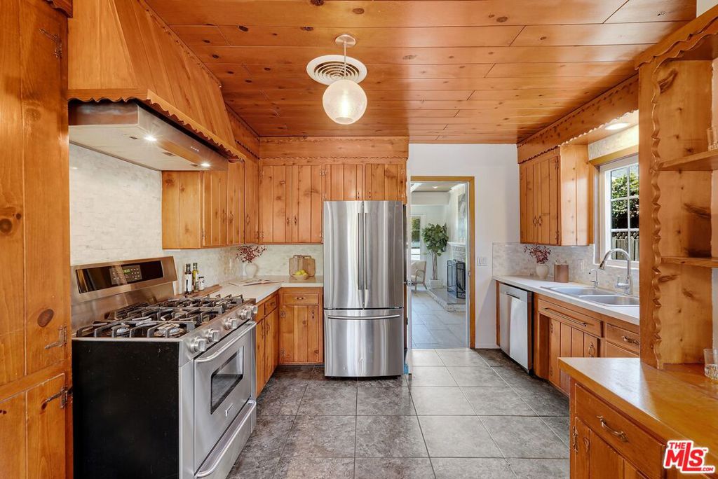 5350 Fallbrook Avenue