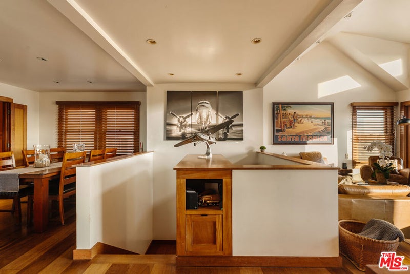 1366 Palisades Beach Road