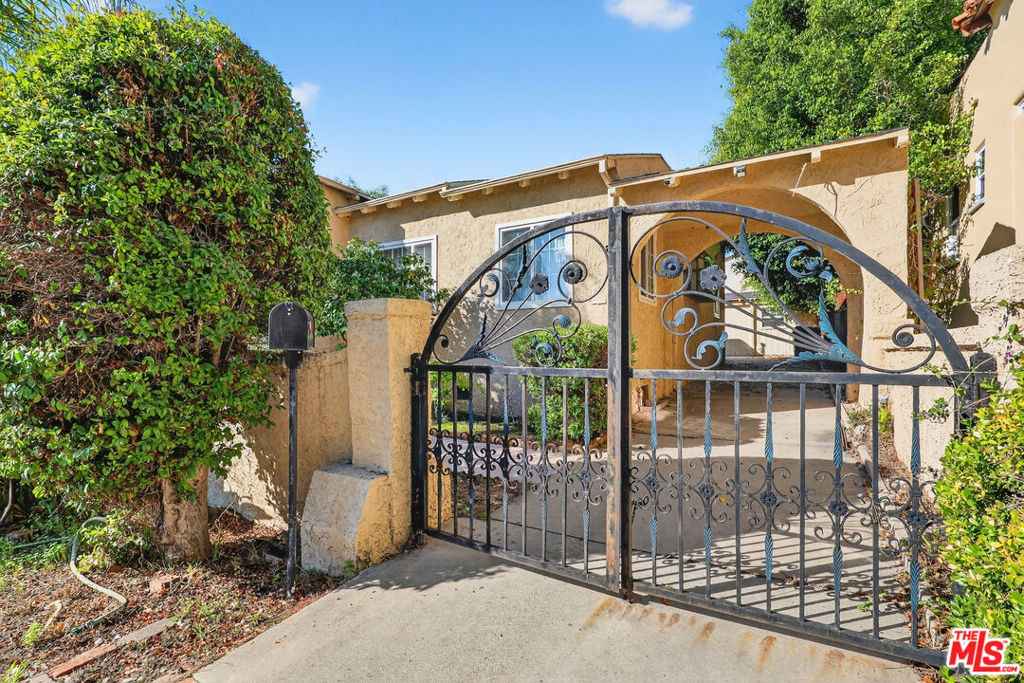 1653 S Orange Grove Avenue