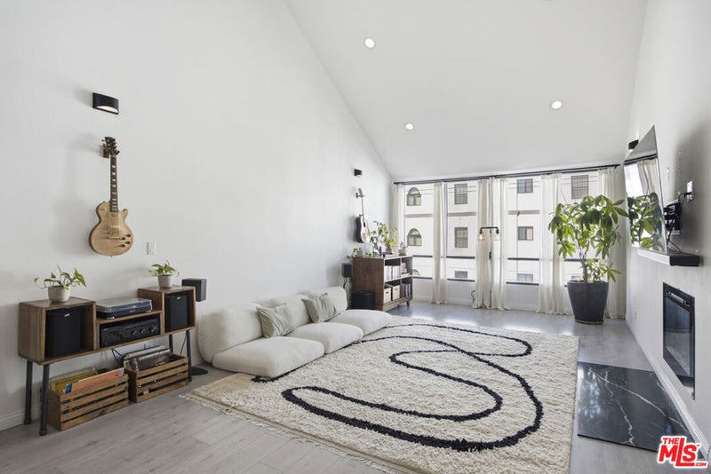 1900 Vine Street 303