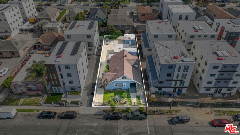 1318 W 35th Place