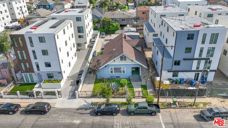 1318 W 35th Place