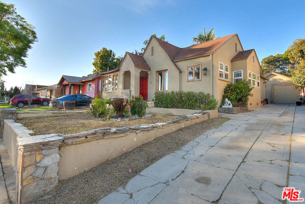 305 W Ellis Avenue