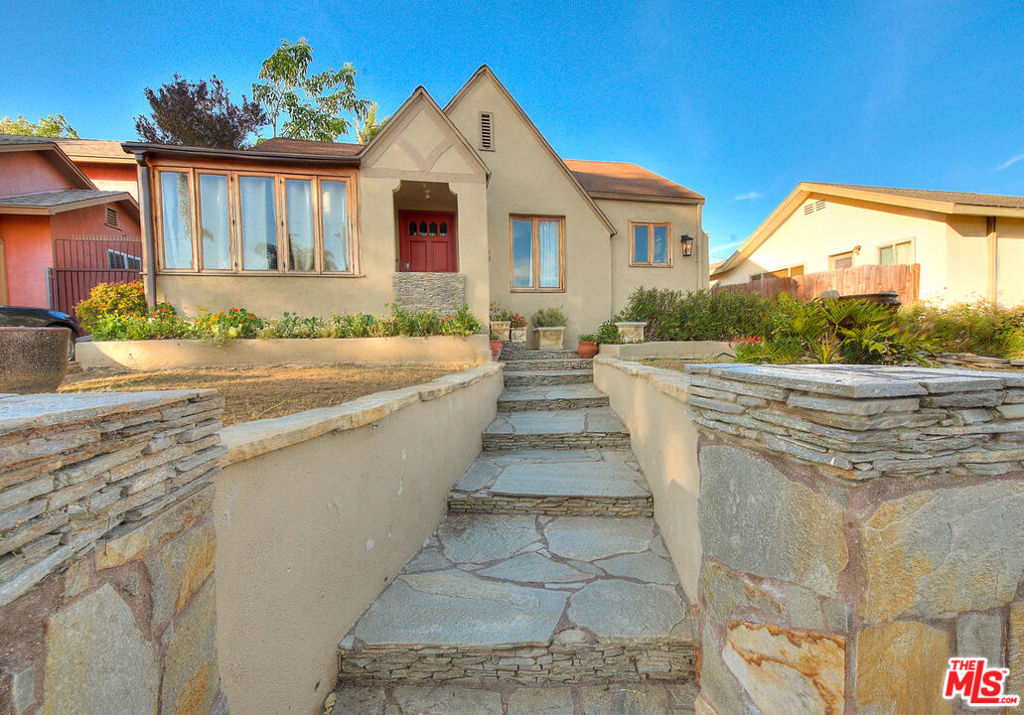 305 W Ellis Avenue