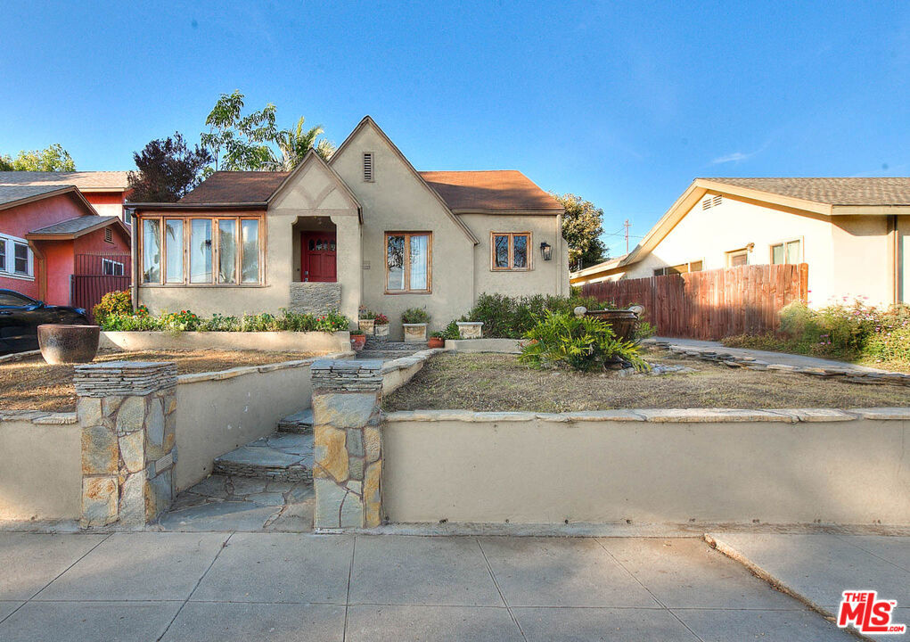 305 W Ellis Avenue