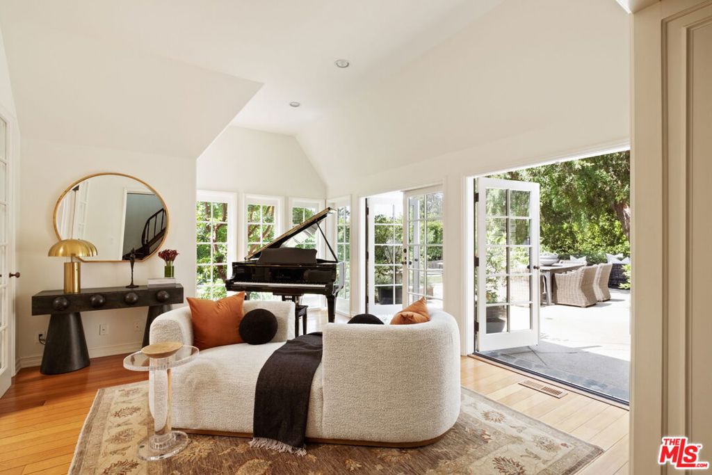 Properties 3 143 S Muirfield Road