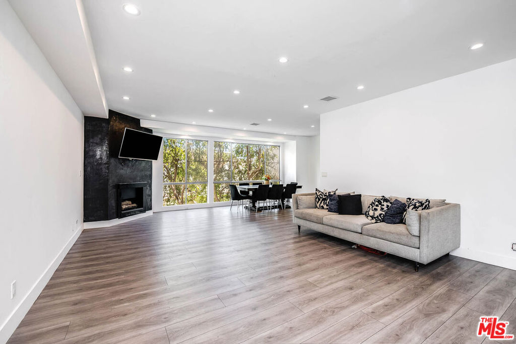 441 N Oakhurst Drive 304