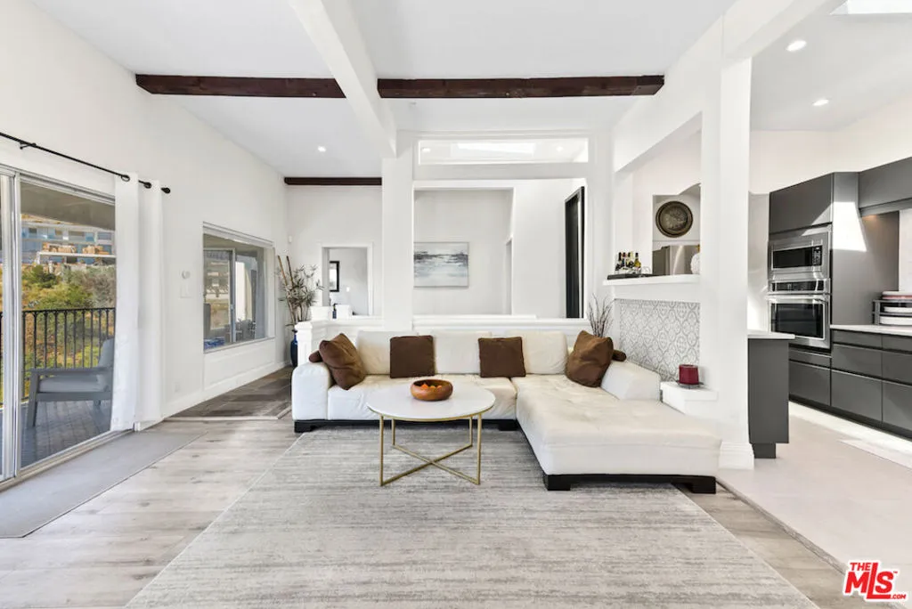 Los Angeles, California 90069, United States, 3 Bedrooms Bedrooms, ,3 BathroomsBathrooms,Residential,Active,151210